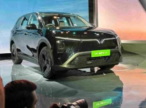 Vinfast-VF-MPV-7-Electric-Car-India-Front-Profile